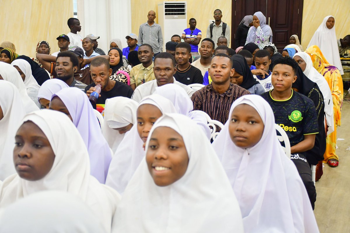 Waziri wa Nchi Ofisi ya Rais <a href="/tmsmim1757/">OFISI YA RAIS TAMISEMIM ZANZIBAR</a> Mhe. Idrissa Kitwana Mustafa amefungua kongamano Maalum la Maadhimisho ya kutimia Miaka 62 ya Muungano wa Tanganyika na Zanzibar lililofanyika katika Ukumbi wa Madina hall Wilaya ya Magharibi A.

📆 22 April, 2026
📍 Kianga, Zanzibar