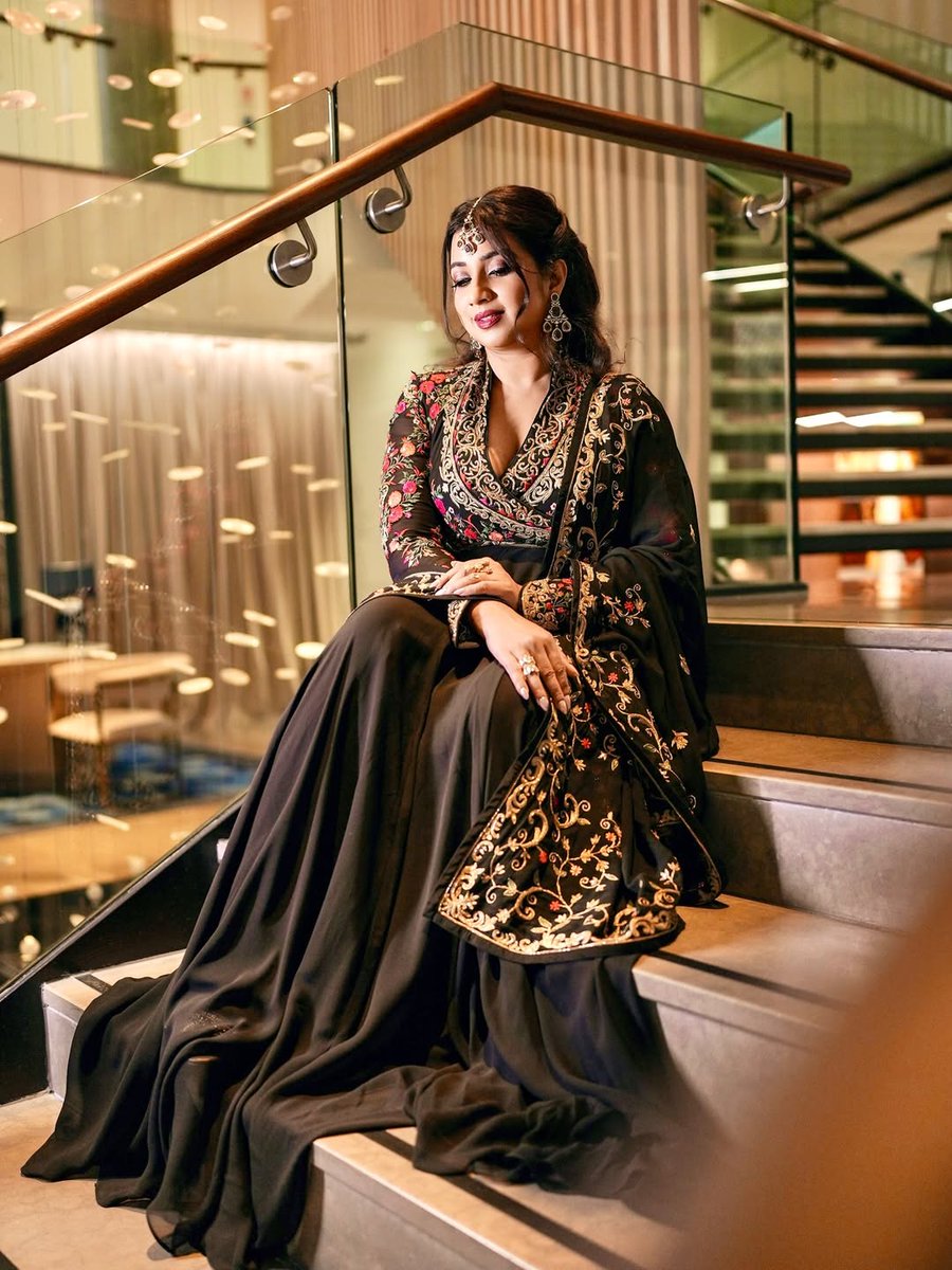 SooriyanFMlk's tweet image. ஐ என்றால் அது அழகு என்றால்
அந்த ஐகளின் ஐ இவள்தானா

#Shreyagoshal #Singer #Sooriyanfm