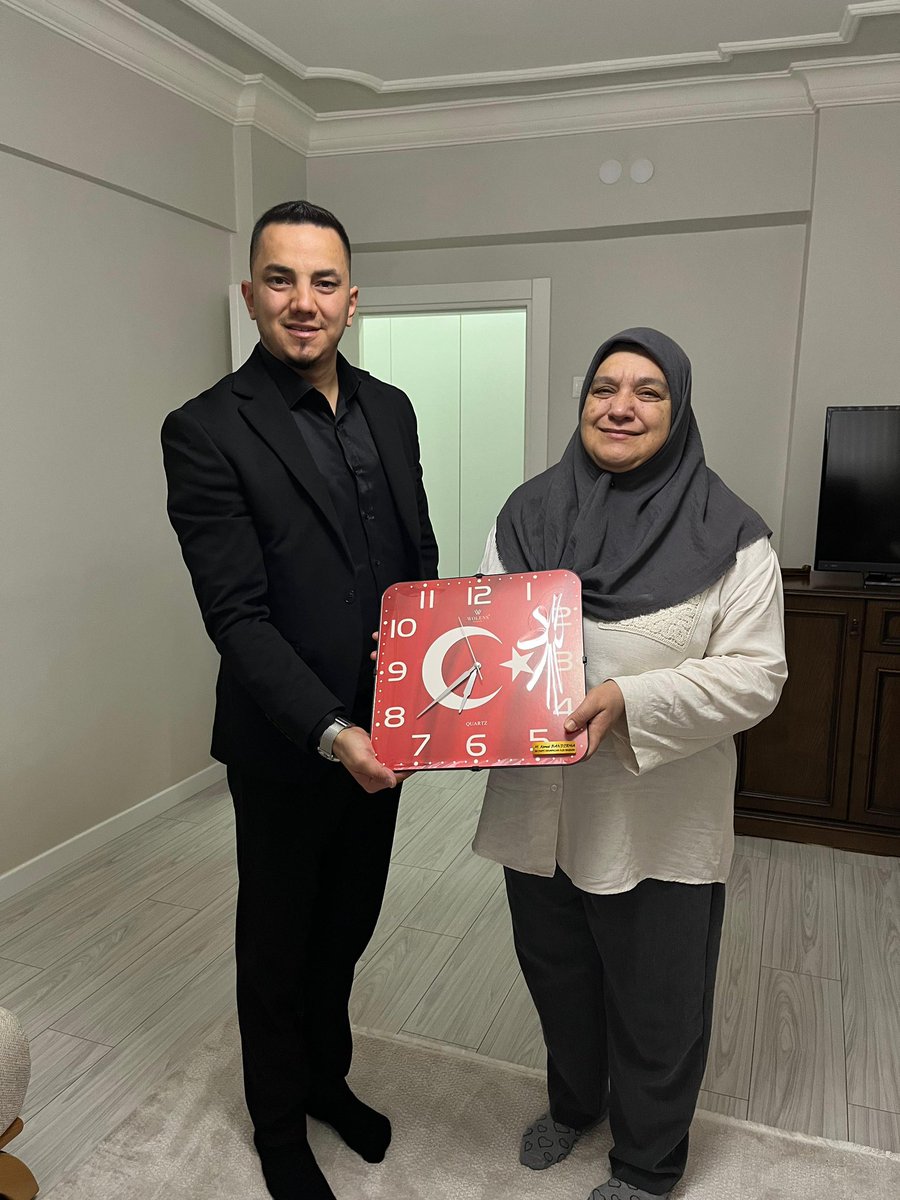 AkOdunpazari_'s tweet photo. Geçtiğimiz hafta idrak ettiğimiz Şehitler Haftası vesilesiyle, Sosyal Politikalar Birimi olarak bugün şehit ailelerimize ziyaretler gerçekleştirdik. Kıymetli büyüklerimizin ellerini öperek hayır dualarını aldık. Vatanımızın bölünmez bütünlüğü için canlarını hiçe sayan aziz şehitlerimize bir kez daha Allah’tan rahmet diliyoruz.