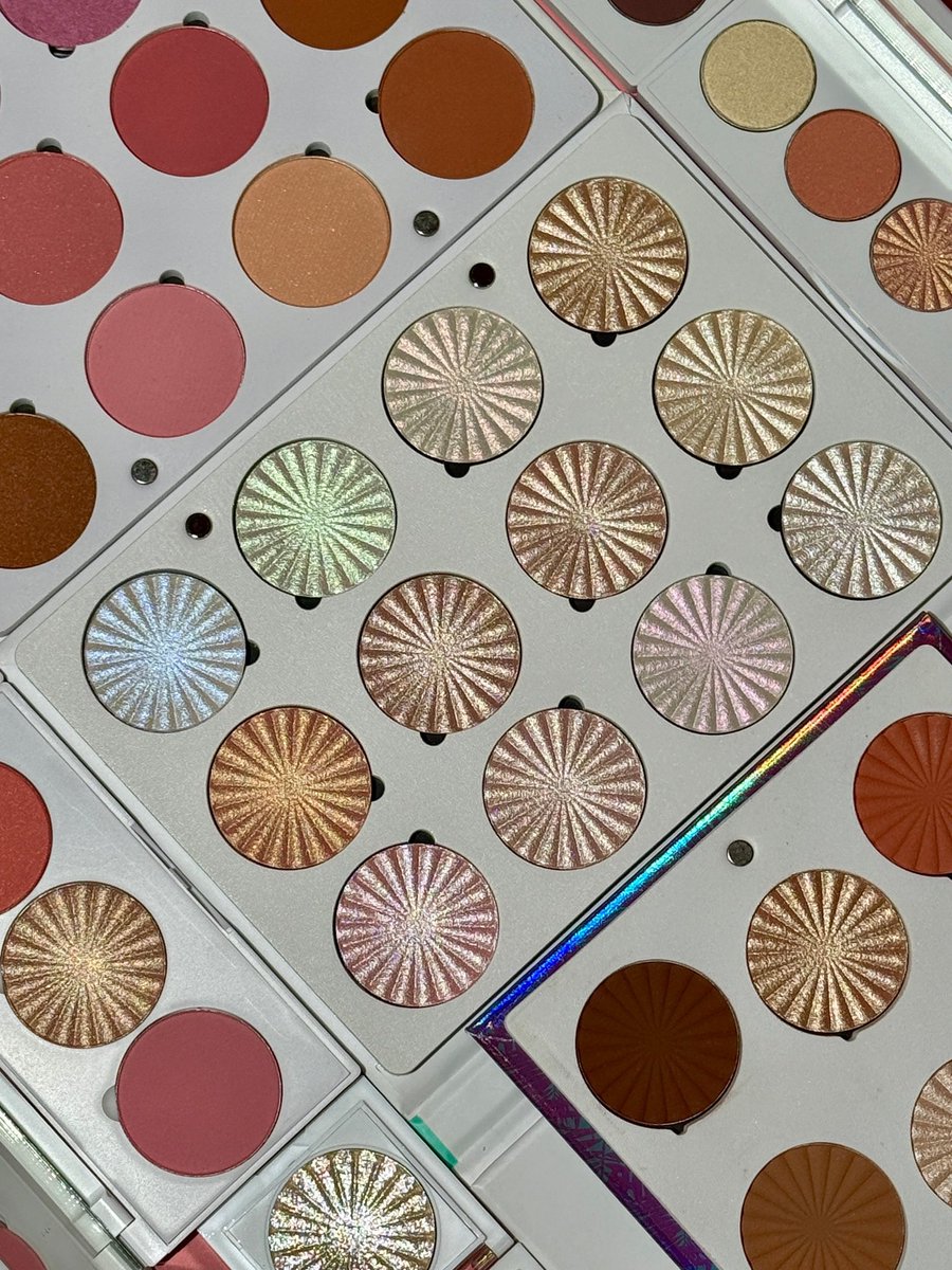OFRACosmetics's tweet image. Your essentials for a flawless makeup look! 😍⬇️⁠ #makeup #palettes #fullface⁠
⁠
✔️ Next Level Glow Pro Palette  ⁠
✔️ Blush Pro Palette ⁠
✔️ Bienvenidos A Miami Mini Mix Palette⁠
✔️ Sitting Pretty Midi Palette⁠
✔️ Gateaway Signature Palette⁠
✔️ White Pumpkin Sparklights