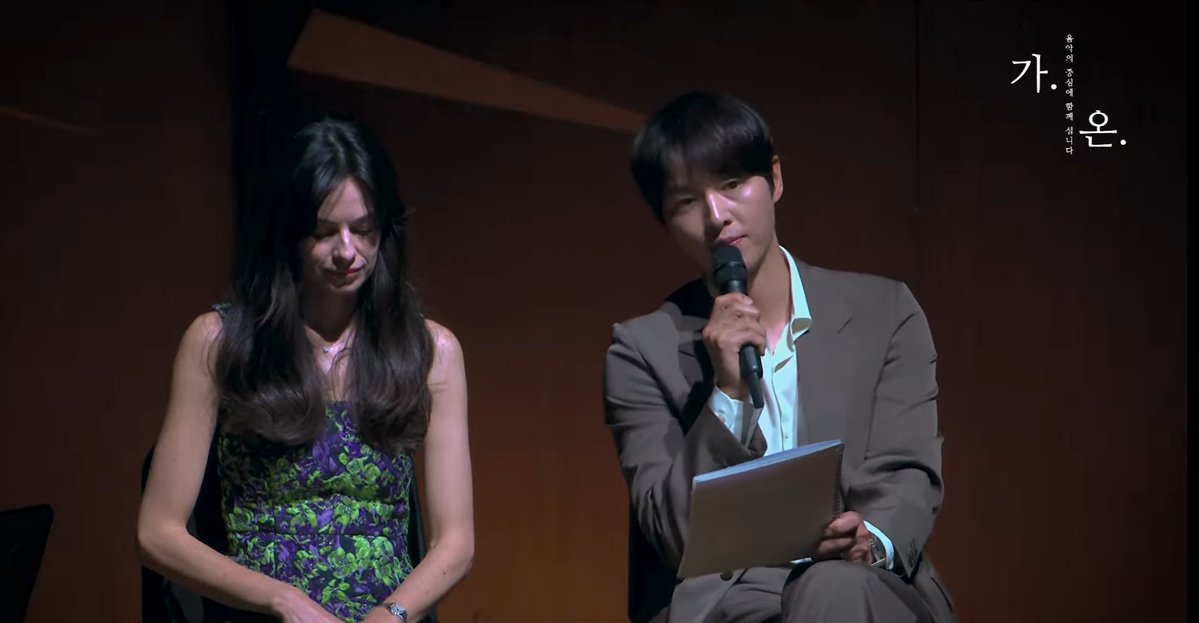 Song Joong Ki &amp; istri, Katy Louise Saunders, tampil bareng bawain narration untuk Kinderszenen ~ by Robert Schumann, in English &amp; Korean. Yang mau liat, bisa cek di sini -> youtu.be/iMWzByjcCd8?si…