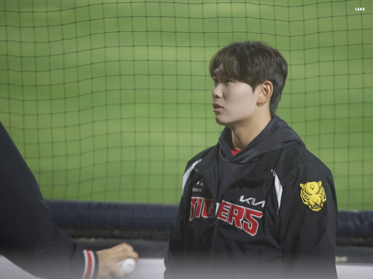 LANG_PIC's tweet photo. 260422 수원 KIA vs KT 경기

#성영탁 #이태양 #기아타이거즈 https://t.co/Xn51UgSBOq