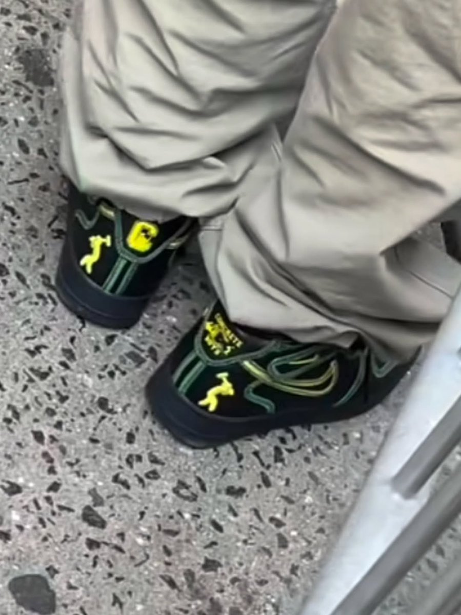 FIRST LOOK: Lil Yachty’s Concrete Boys x Nike Air Force 1 Mid “Black/Neon Yellow” 👀🔨

LEARN MORE:  sneakerbardetroit.com/lil-yachty-con…