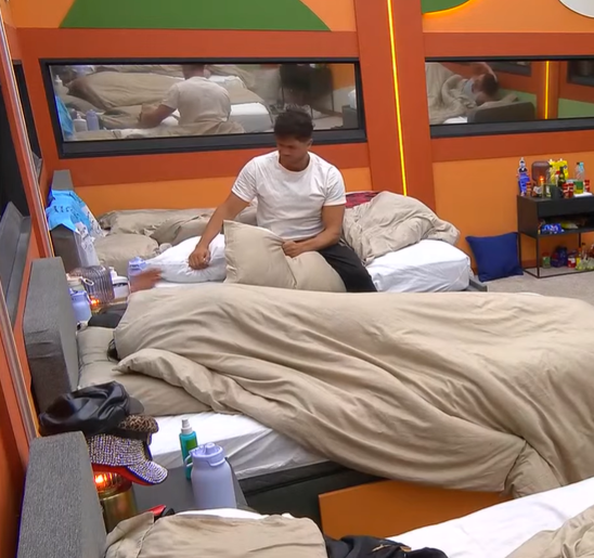 El patrón, como se debe, despertando a las 10 de la mañana a encender el show 🔥😏 durmiendo delicioso y descansando como rey, porque cuando hay personalidad no hace falta lamer la botas de nadie 😎😌 #LCDLF6