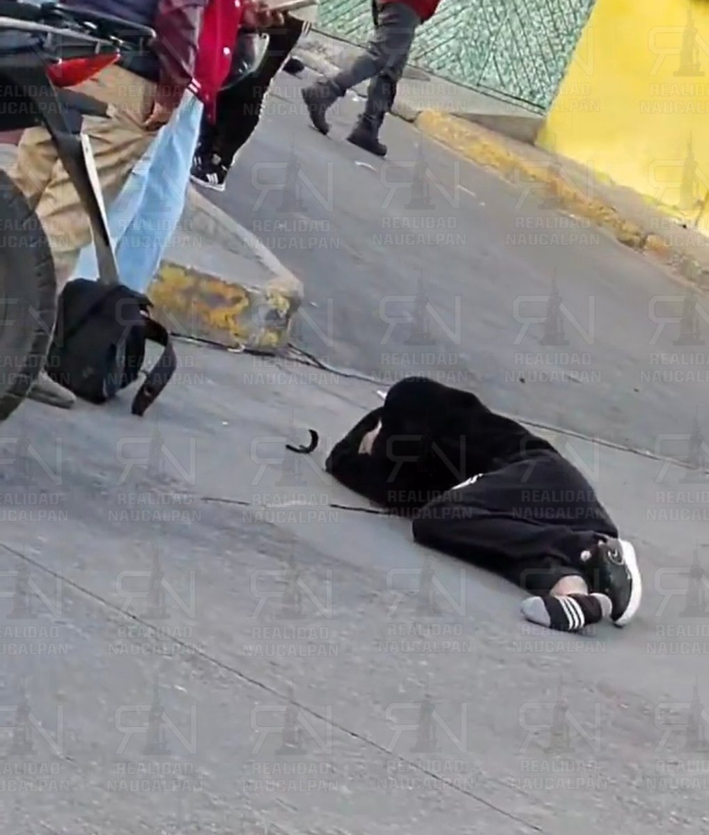 RealidadNaucal2's tweet image. Esta mañana se reportó un incidente, donde aparentemente una persona fue impactada por un vehículo mientras viajaba en su moto, quedando lesionada en la calle. Estos sucedió en Las Huertas en Av Palmas, #Naucalpan