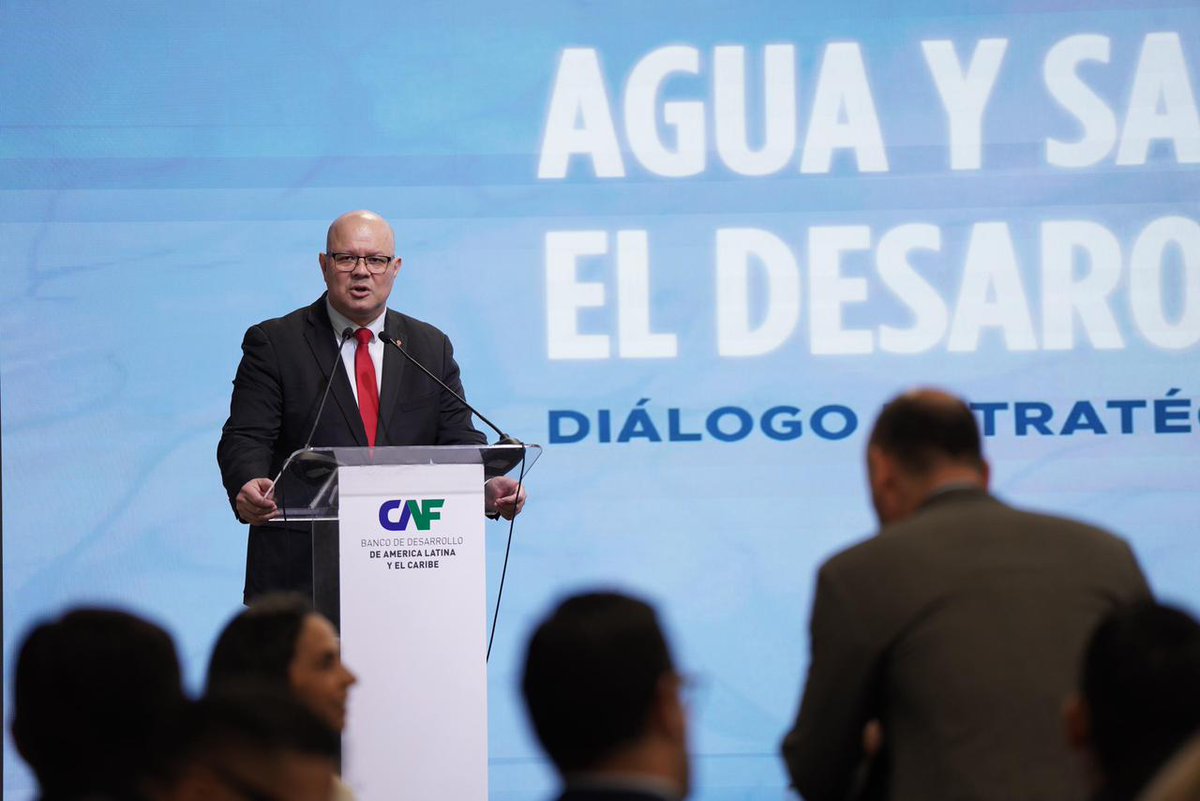 AgendaCAF's tweet photo. En la Casa de la Integración de CAF en Asunción, se desarrolló el encuentro “Saneamiento para el desarrollo: decisiones estratégicas para cerrar la brecha”.

Un espacio que reunió a autoridades nacionales y territoriales, operadores del sector, reguladores y referentes regionales e internacionales para posicionar el saneamiento como una prioridad estratégica del desarrollo en Paraguay.

La apertura estuvo a cargo de Oscar Lovera @osclov, ministro de Economía y Finanzas @MEF_Paraguay, y @josrur, gerente Regional Sur y representante CAF en Paraguay.

El saneamiento se reafirmó como una decisión estratégica con impacto directo en la salud pública, la competitividad económica, la sostenibilidad ambiental y la calidad de vida de la población.
