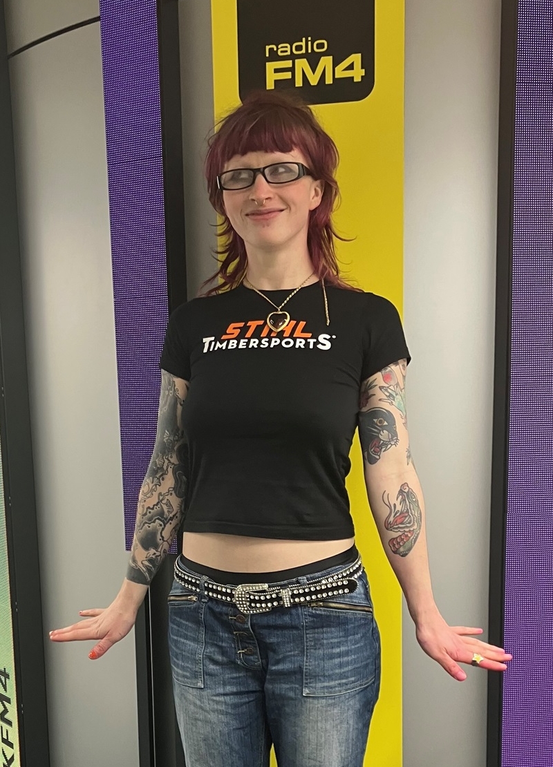 contentoCC's tweet image. Vier österr. Acts beim antisemitischen "No Music For Genocide" #ESC -Boykott, in bester Gesellschaft von einschlägig bekannten Szene-Größen wie Roger Waters und Macklemore: Filly, Lino, Tare, Elle Heedles (im Bild), alle von @radiofm4 gerne gefeatured.😂nomusicforgenocide.org/eurovision