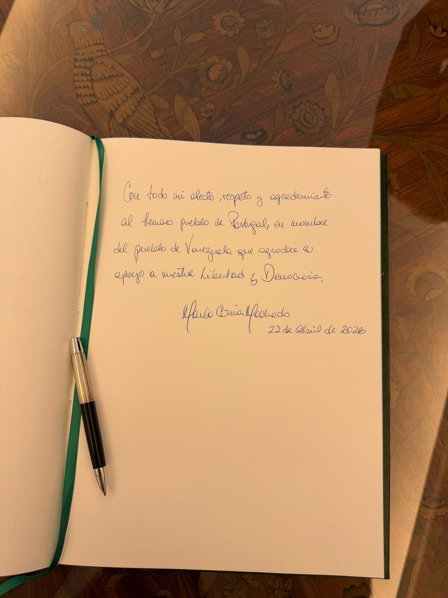 voceriavzla's tweet photo. 🇻🇪🇵🇹 | @MariaCorinaYA es recibida en el Palacio de São Bento por el Primer Ministro de Portugal, @LMontenegro_PT 

Este encuentro, marcado por la firma del libro de visitantes ilustres, subraya el reconocimiento al liderazgo que representa la voluntad de los venezolanos. https://t.co/ACrUbaqLYE