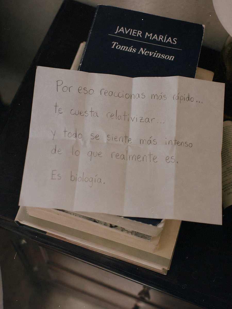 lomonaco_es's tweet photo. A veces no es que el mundo se haya vuelto más difícil de repente, es que tu cuerpo te está enviando señales en voz baja 👣

#DescansoReal #CulturaDelDescanso #BienestarMental #BiologíaDelSueño https://t.co/xFexgbzsvn