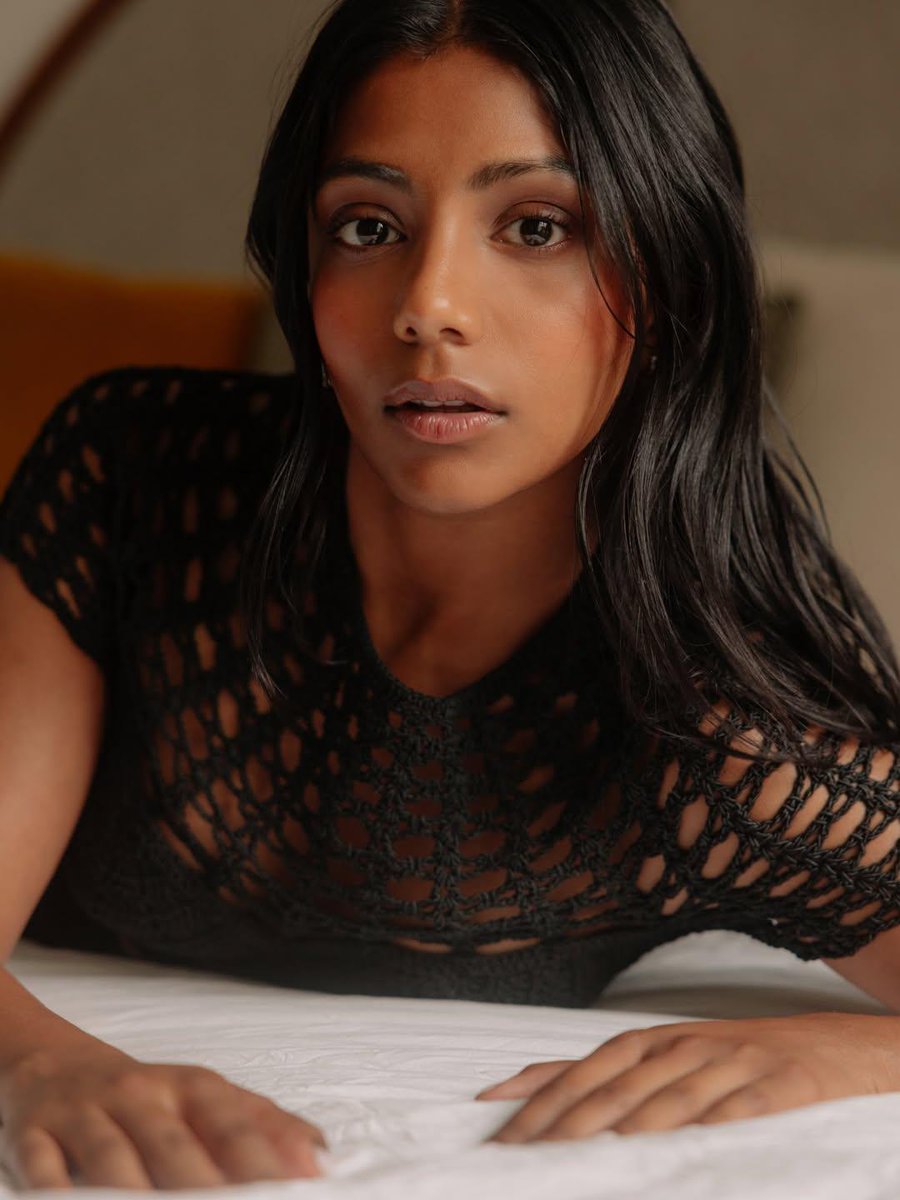 JuanmadelaPoza's tweet image. #CharithraChandran es conocida por su papel de Edwina Sharma en el drama de época de #Netflix #LosBridgerton. La actriz y modelo británica de ascendencia india tiene unos ojos marrones muy intensos, expresivos y cautivadores, a menudo comparados con los de una cierva.