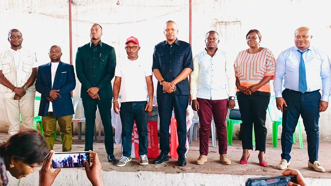 LumuangaS's tweet photo. Sous la conduite du coordonnateur  #Papy #OKATA la cellule nationale de recrutement et implantation de l’union pour la nation congolaise parti cher au mwalimu  @VitalKamerhe1 a tenu sa réunion hebdomadaire ce mercredi  22 avril 2026 au siège du parti. 

 Lors de son intervention, le coordon Okata a souligné que la réunion d’aujourd'hui serait exceptionnelle, une journée spéciale, encourageant les recruteurs à se démarquer afin d’apporter une valeur ajoutée à la nation congolaise. 

Une journée spéciale avec la visite du Président de la FNJ Yves Nswal @yvesnswal accompagné de son Rapporteur Didier Kamerhe @didier_kamerhe  qui sont venus communier avec les recruteurs par rapport aux actes de banditisme perpétrés par un groupe des jeunes voyous qui souffrent de la mégalomanie. Une jeunesse pressée formée dans la dure école de la rue. 

Prenant la parole le président yves s'est excuser pour les incidents survenus lors de la réunion hebdomadaire précédente, affirmant que de tels actes ne seront plus tolérés, ils ont appelé les jeunes à privilégier la paix, à faire preuve de maturité, respectant la hiérarchie et les aînés, rappelant que la jeunesse d’aujourd’hui est appelée à diriger demain le parti et la nation. 

De même son rapporteur Didier Kamerhe s’est appesanti sur l’amour et la paix tout en invitant les jeunes à se comporter en responsable.

@BillyKambale1 @Bibishe6 @jacksonmukunda