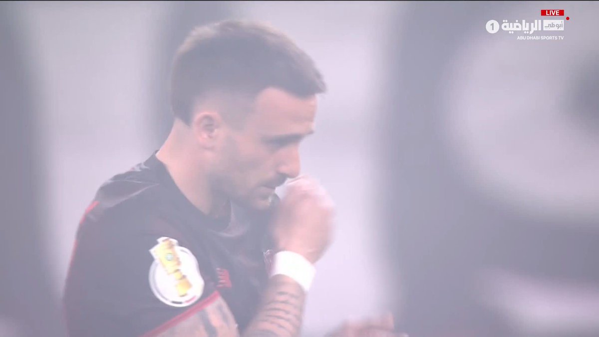 حكم المباراة يؤجل انطلاق اللقاء مؤقتاً بسبب الدخان الكثيف الناتج عن الألعاب النارية. أبوظبي الرياضية 1 | #باير_ليفركوزن_بايرن_ميونخ 