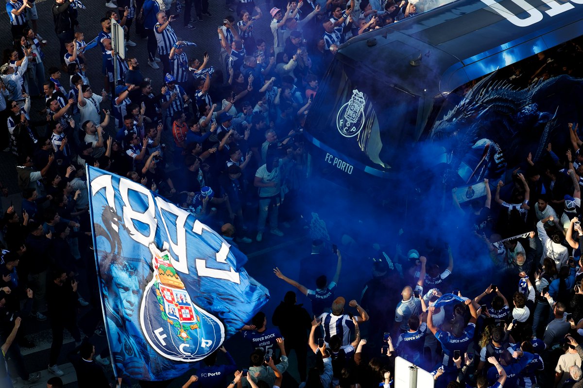 FCPorto's tweet photo. 𝑳𝒂 𝑭𝒂𝒎𝒊𝒈𝒍𝒊𝒂 𝑷𝒐𝒓𝒕𝒊𝒔𝒕𝒂 💙

#SeguimosJuntos https://t.co/MWKc3pdRDx