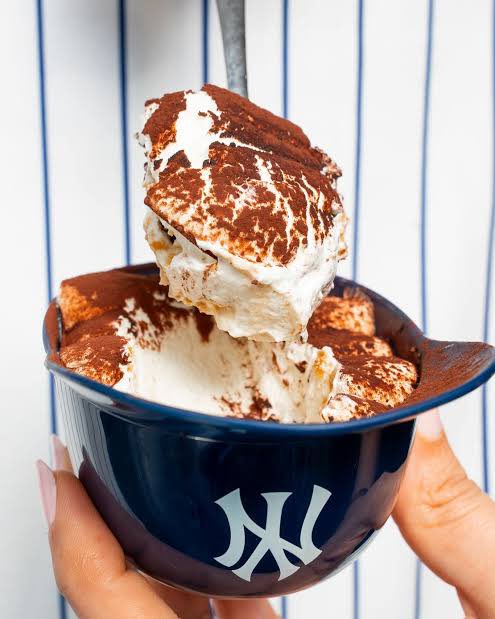 “Tiramisu Helmet” a mini helmet filled with Tiramisu at the New York Yankees <a href="/Yankees/">New York Yankees</a> 

🇺🇸 $15 (£11.10) ⚾️