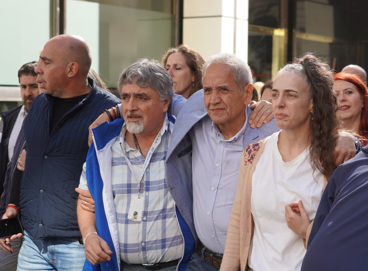 B.C.R.A. : ¡TODO TIENE UN LIMITE!

Ante la falta de diálogo y el estancamiento de las negociaciones con las autoridades del B.C.R.A, sumado a las intimidaciones y amenazas que recibieron los trabajadores y trabajadoras de dicha entidad, que podrían perder 32 puestos de trabajo...