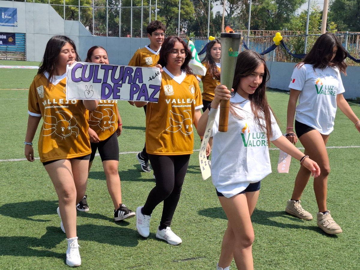 Activamos el #JuegoConValores 🔥 en conjunto con <a href="/UNAM_MX/">UNAM</a> y <a href="/Fundacion_UNAM/">FUNDACIÓN UNAM</a>. Hoy visitamos el Vallejo <a href="/CCHVallejo_Ofi/">CCH Vallejo Oficial</a> iniciando con el recorrido de la antorcha #LuzConValores 🔥 por espacios del plantel, difundiendo diferentes valores de paz del deporte entre el alumnado.