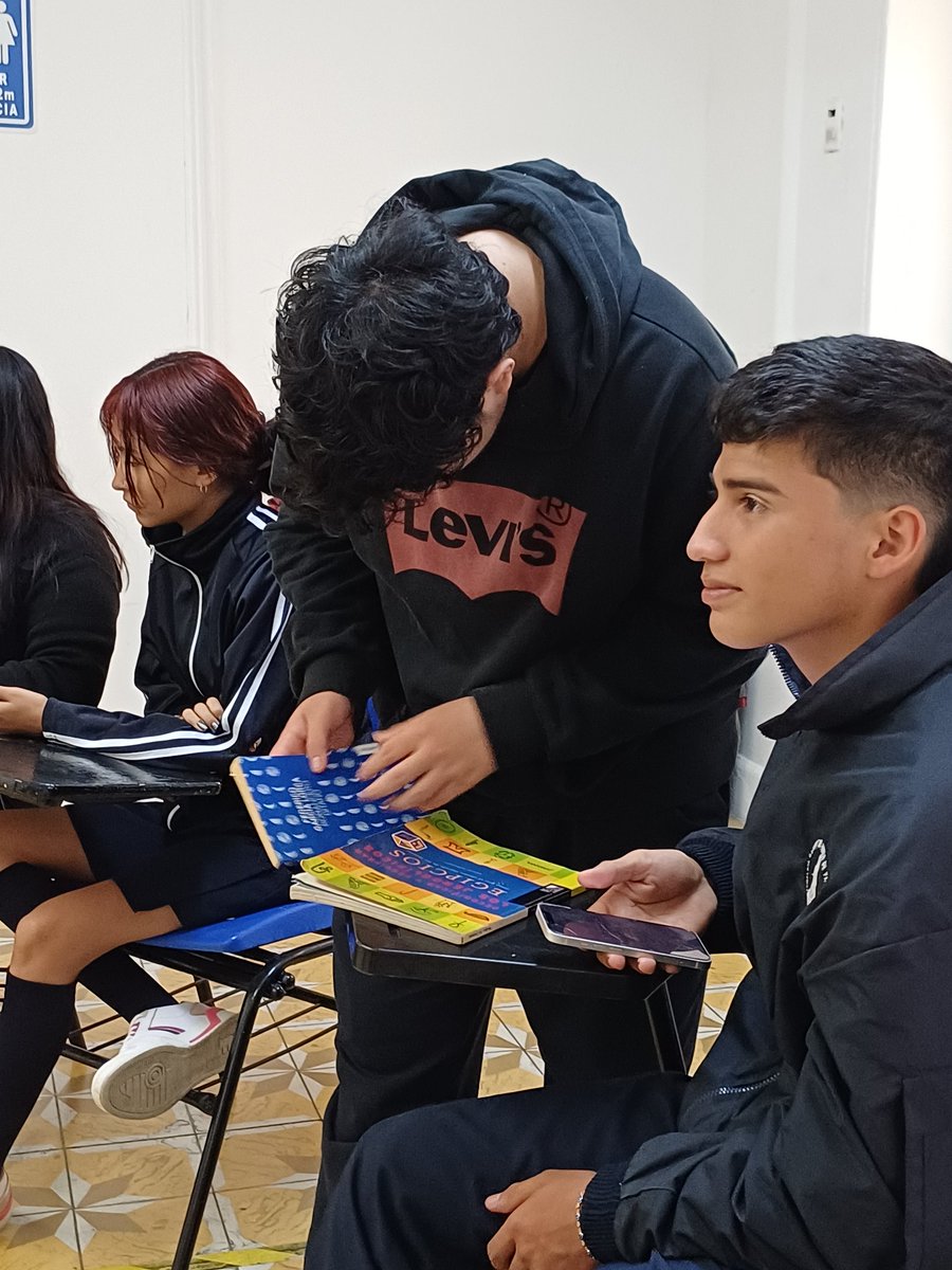 cetugver's tweet photo. en CETUG celebramos el Día del Libro intercambiando historias. 
Ver a nuestros alumnos compartir, recomendar y darle nueva vida a sus libros nos recuerda que leer también es conectar. 
¡Que nunca falten las páginas por descubrir! 
#DíaDelLibro #CETUG #IntercambioDeLibros https://t.co/6hh2nHxLx4