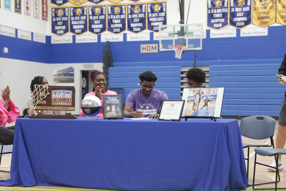 CollegiateHoops's tweet photo. 👏 👏 BIG CONGRATS to @sebas_datguy5 on signing his letter on intent to play basketball at @BucoMBB ‼️‼️ Butler is getting a WINNER 🥇 🏆 https://t.co/PFEpLKOoDF
