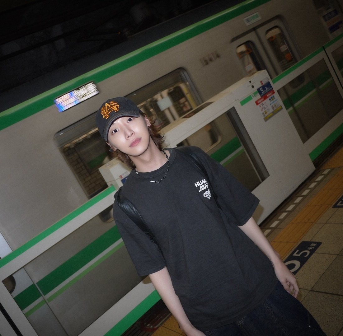 Dongmyeong's tee in today's instagram post ! #ONEWE <a href="/official_ONEWE/">원위 (ONEWE)</a>