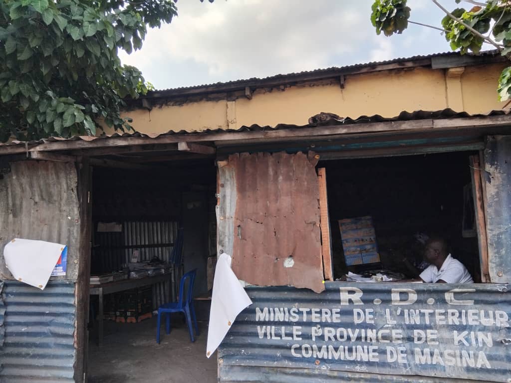 acprdcongo's tweet photo. #RDC : l'acquisition d'un terrain pour la construction du nouveau bureau administratif du quartier #Mapela, à #Masina, une commune de l'Est de #Kinshasa, en République démocratique du Congo, a été sollicitée mercredi, auprÚs de l'autorité urbaine lors d'un interview accordée à l'#ACP par la cheffe de cette entité.
" Nous souffrons avec ces conditions de travail, il y a plusieurs annĂ©es que nous demeurons sous cet hangar qui ne nous honore pas. Sur ce, nous lançons un appel pressant Ă lâattention du gouverneur de la ville de #Kinshasa, en vue de lâacquisition dâun terrain appropriĂ© destinĂ© Ă la construction dâun nouveau bureau administratif du quartier ", a dĂ©clarĂ© Bonie Kengi, cheffe du quartier #Mapela.
Découvrez d'autres informations sur notre site web https://t.co/tGEWJ2BOoV