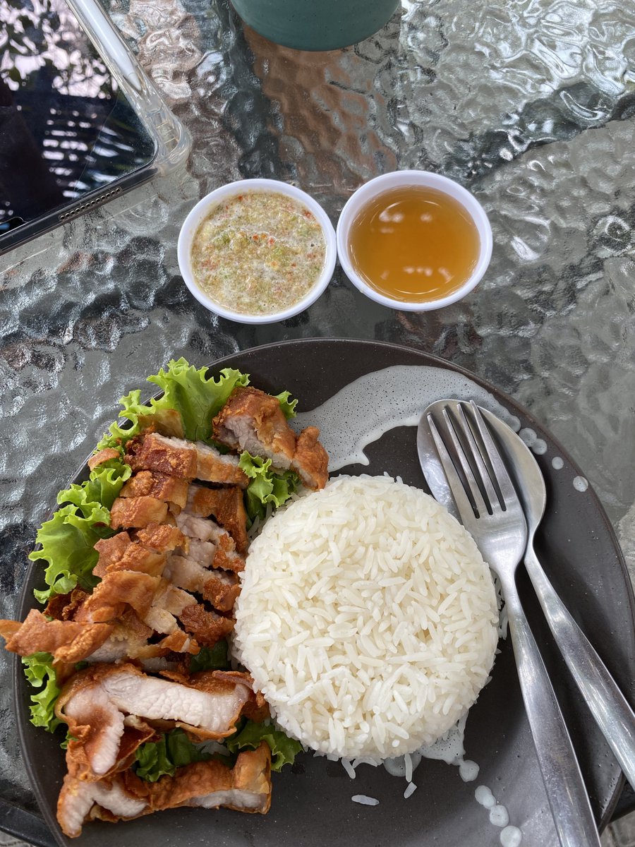 ชอบกล้อง iphone11 ด้วย สีมันสวยอะ🥺