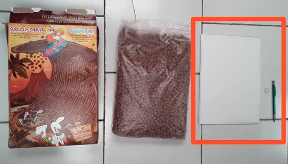 La Aduana General de la República frustró un intento de tráfico internacional de drogas al detectar y requisar 19 hojas impregnadas con cannabinoides sintéticos, conocidos como “Químico”, en un envío procedente de Estados Unidos.  <a href="/KatiuskaGandul/">Katiuska Gandul</a> <a href="/Minjus_Cuba/">Ministerio de Justicia de la República de Cuba</a> <a href="/guajiradepinar/">Daima Cardoso Valdés</a>