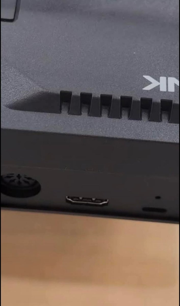 Aqui teneis ampliada una foto con las conexiones de Neo Geao Aes + donde se puede ver el HDMI y el gramaje del plastico de la carcasa, tiene buena pinta por las fotos