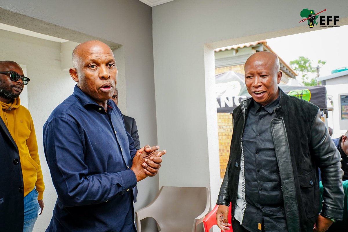 Mutwanamba_SA's tweet photo. One thing about Julius Malema, he has zero hate bones in his body, he can take you on politically and you might think he hates you, until you meet  him outside politics and he shakes your hand with a genuine smile. https://t.co/ohCMzXj11z