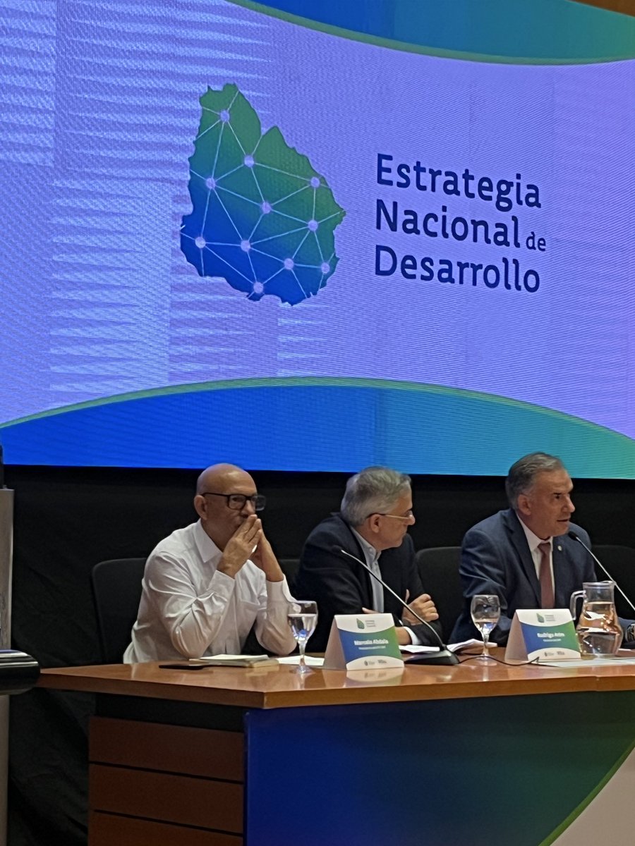 oppuruguay's tweet photo. Hoy lanzamos el proceso de elaboración de la Estrategia Nacional de Desarrollo. Un espacio de diálogo amplio para pensar el Uruguay de los próximos años, fortaleciendo la competitividad, impulsando la productividad y promoviendo un desarrollo sostenible e inclusivo. https://t.co/QPFUlZtjad