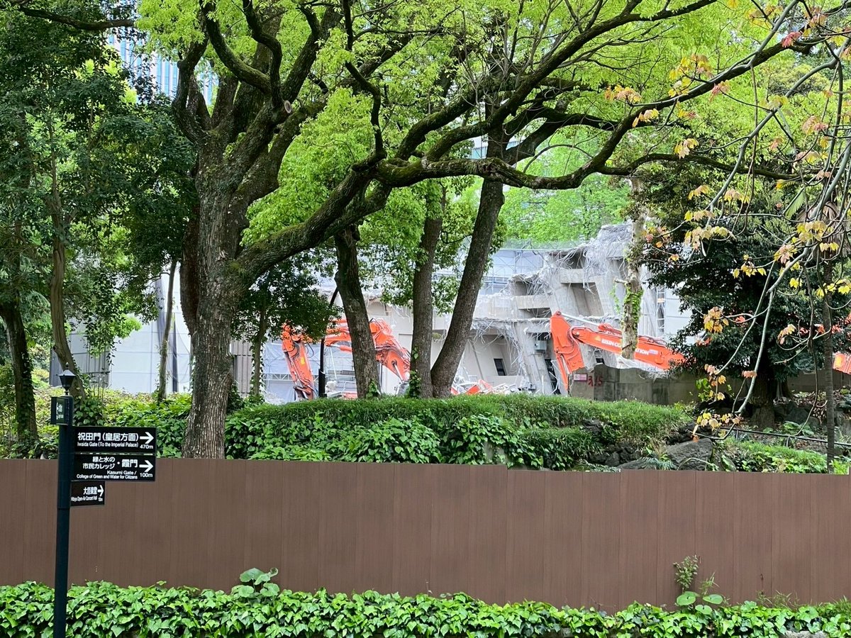 野音のステージ、破壊です
さようなら野音

野音、大好きだった
なくなると思ったことなんてなかった
野音が目の前でいなくなっていく
消える前にかけたい言葉は沢山あるはずだけど、出てこない
野音、さようなら。

せめて野音の建て替え内容を見直して欲しいという署名です
c.org/9ZS4ZWKJ4Q