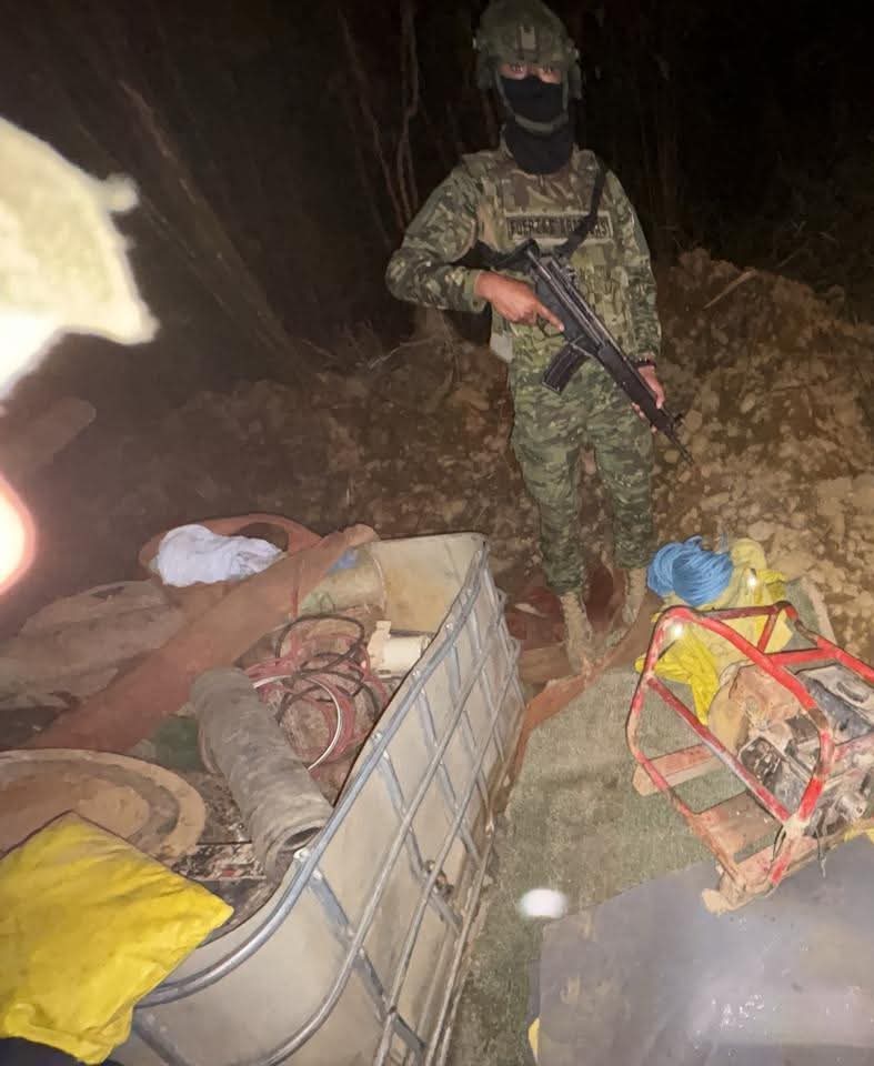 🚨 ¡ESTRUCTURAS CRIMINALES VINCULADAS A LA MINERÍA ILEGAL DESMANTELADAS: 1. 000 GALONES DE DIÉSEL DECOMISADOS! 🚨

Un campamento con capacidad para cinco personas destruido.

➡️Un gran despliegue militar, en coordinación con el Centro Nacional de Inteligencia, permitió intervenir