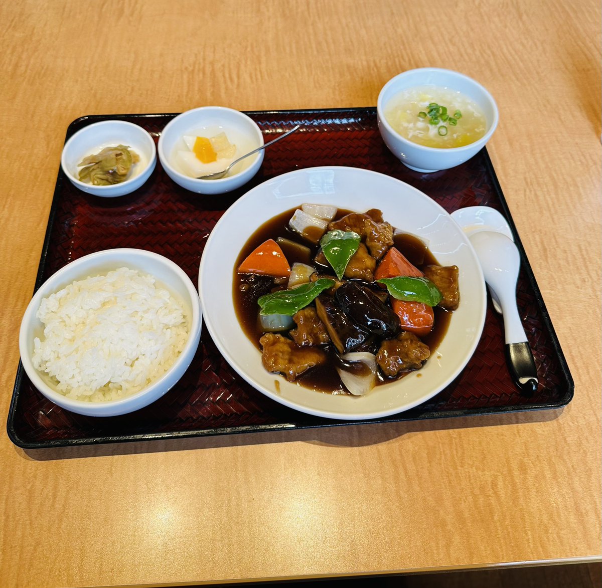 rinn444777's tweet photo. 今日のランチは中華園の黒酢の酢豚💖
夜の賄いはうどん、イカとわけぎのぬた、長芋そうめん💖
美味しかった〜💕 https://t.co/Zg1yXX398l