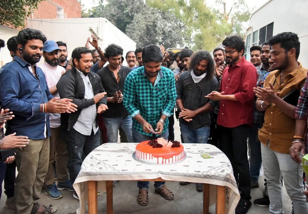 MoviesSingapore's tweet image. #Master John Durairaj (#JD) character was actually inspired by #LokeshKanagaraj himself. The moments where JD doesn’t cry and the scene where #ThalapathyVijay walks while adjusting his earphones were all based on Loki’s real-life persona. His real personality was shaped into that