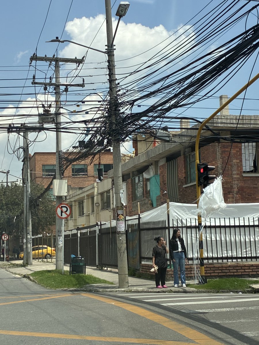 martilda64's tweet photo. No es macondo es carrera 47 calle 93 ⁦@CodensaD⁩ ⁦⁦⁦@NoticiasCaracol⁩ ⁦@Citytv⁩ https://t.co/zwd70LMW4h