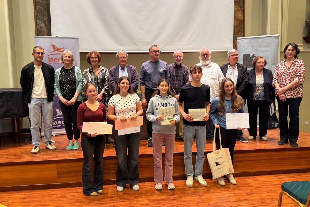 tramuntana_tv's tweet photo. Lliurament dels premis als treballs de recerca de batxillerat d’enguany convocats per @ieempordanesos i @iaeden. L’acte s’ha celebrat al Cercle Sport Figuerenc. Hi ha actuat la Coral del Deulofeu. https://t.co/U54E35KqlC
