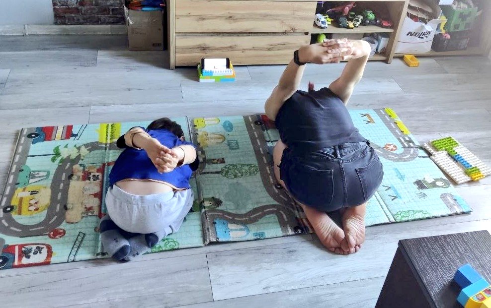 Можна подумати, що до нас завітали СБУ, але ні, це просто йога😄