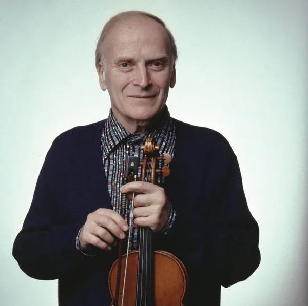 Yehudi Menuhin nació el 22 de abril de 1916. Uno de los grandes violinistas del siglo XX y de la historia. Fué un niño prodigio que tuvo fama y realizó giras desde muy joven. Destacado intérprete  de los conciertos para violín de Bach, Beethoven, Brahms, Tchaikovsky, Elgar (que