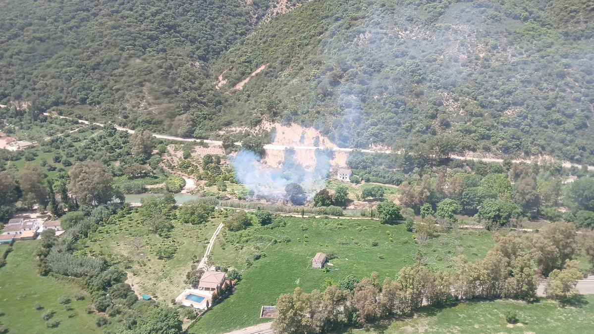 Plan_INFOCA's tweet image. 🔴Anotamos un incendio ya EXTINGUIDO en #JimenaDeLíbar (#Málaga).

MEDIOS DESPLEGADOS:
🧑‍🚒 3 grupos de bomberos forestales, 1 #TOP, 1 #AAMM
🚁 1 semipesado Bell 212

Fotografía correspondiente al inicio del incendio en la que se observa el potencial del msimo.