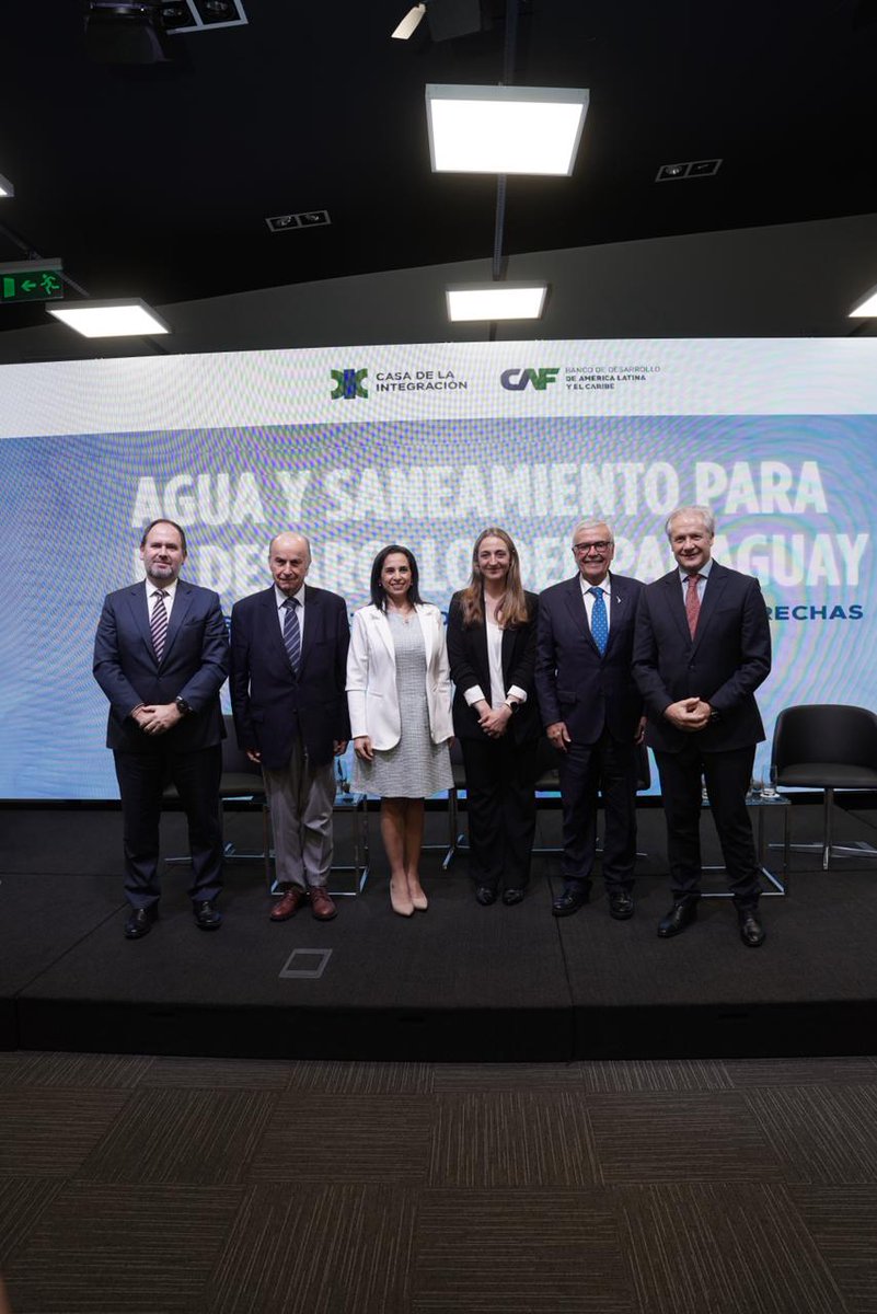 AgendaCAF's tweet photo. Franz Rojas, director de Análisis de Agua y Saneamiento de CAF, presentó los mensajes clave y una hoja de ruta para acelerar el cierre de la brecha de cobertura en Paraguay.

Cuatro líneas para avanzar: posicionar el saneamiento en la agenda de alto nivel, generar espacios de diálogo político–estratégico, impulsar alineamientos para acelerar proyectos y construir consensos en torno a una hoja de ruta país.

En el cierre del encuentro, @josrur, gerente Regional Sur y representante de CAF en Paraguay, señaló:

“El saneamiento es una decisión estratégica que define el desarrollo de un país. Desde CAF acompañamos a Paraguay para que este debate escale al más alto nivel político e institucional, porque cerrar la brecha de cobertura significa avanzar al mismo tiempo en salud pública, competitividad urbana, sostenibilidad ambiental y calidad de vida para todas las paraguayas y paraguayos”.

Del diagnóstico a la acción, CAF ratifica su compromiso de acompañar a Paraguay en una agenda orientada a resultados.