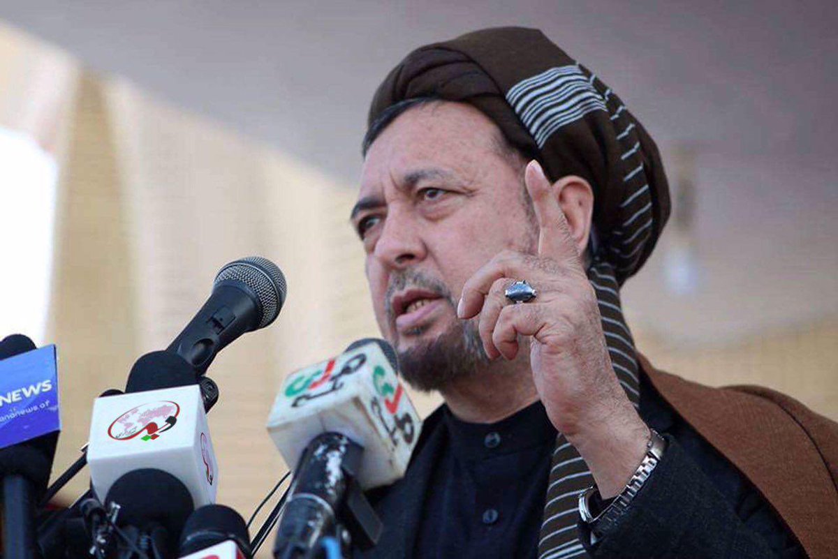 AndarabRF's tweet photo. اعلامیه| فرماندهان اندراب

موضع‌گیری های شجاعانه استاد محمد محقق @HMMohaqiq رهبر حزب وحدت ملی بیانگر رویکردی مسئولانه و متکی بر مطالبات مشروع مردمی است. ما ضمن حمایت از این رویکرد، از تمامی سیاسون و رهبران میخواهیم در موضوعات کلان ملی مواضع شفاف، شجاعانه و روشن اتخاذ نمایند. ابهام در چن��ن مسائل، نه تنها کمکی به ثبات نمی کند، بلکه عامل اصلی تداوم بحران های طولانی مدت در کشور میباشد.

باور ما این است که ثبات پایدار در افغانستان تنها از مسیر تأمین عدالت، رعایت حقوق شهروندی و مشارکت واقعی و متوازن همهٔ اقوام و اقشار جامعه ممکن است. هرگونه تمرکز قدرت در محور یک گروه ویا یک قوم�� برخلاف منافع ملی بوده و به بی‌ثباتی می انجامد. ما با تأکید بر حفظ وحدت ملی و احترام به تنوع اجتماعی افغانستان، هشدار میدهیم که تکرار تجربه‌های ناکام گذشته به نفع هیچکس نخواهد بود. راه آینده، عبور از انحصار، حرکت به سوی عدالت اجتماعی، تنوع قومی و ساختاری است. 
با احترام
اندراب، افغانستان/خراسان
