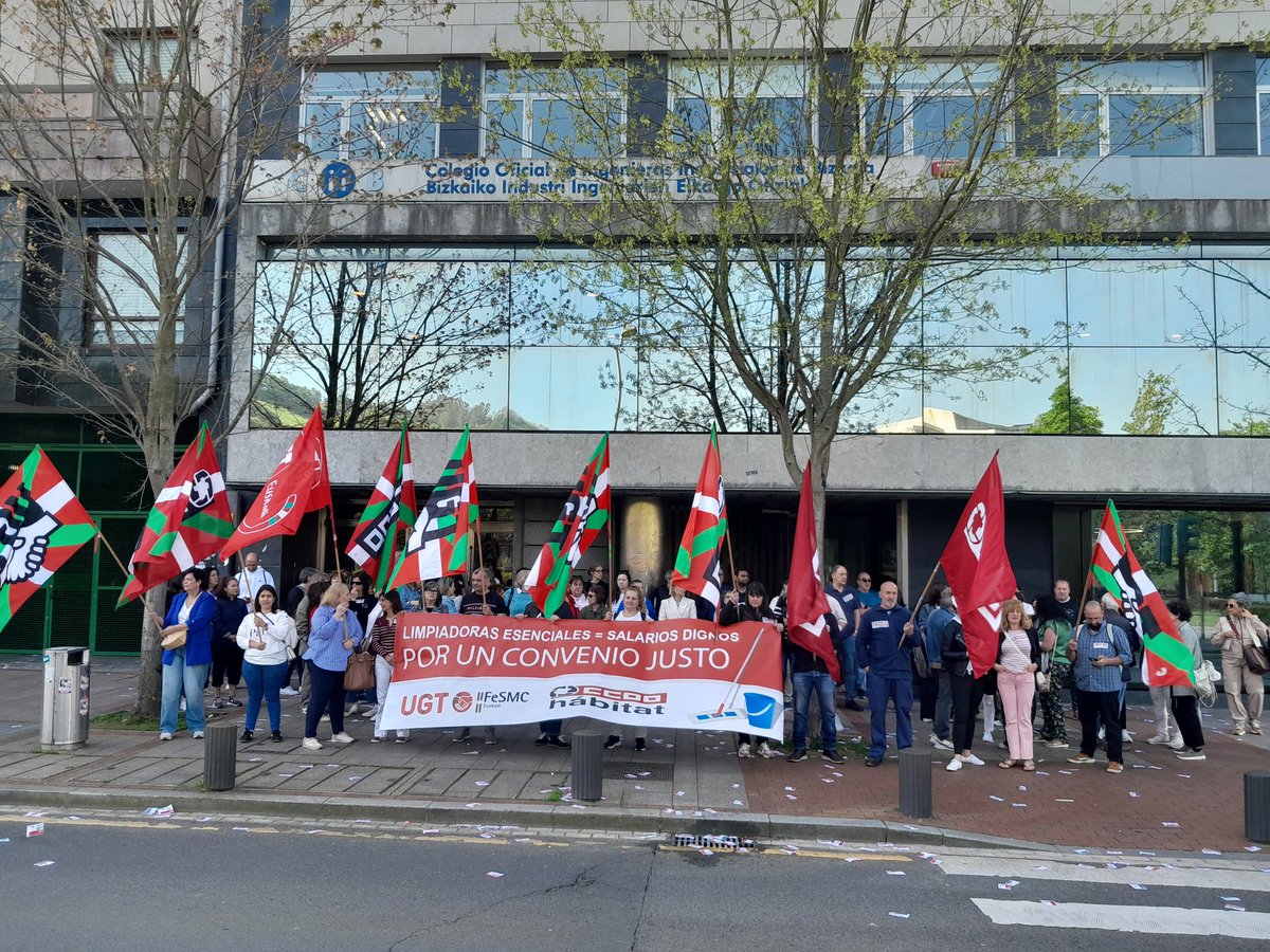 CCOOHabitat_EU's tweet photo. Las trabajadorxs exigen un convenio de Limpieza de Edificios y Locales de Bizkaia sin recortes como las propuestas regresivas de las patronales  @CCOOHabitat_EU
@CCOO_Habitat
@CCOOeuskadi 
Hoy en #Bilbao delante de las patronales para exigir mejores salarios y derechos https://t.co/1v4x6qJA47