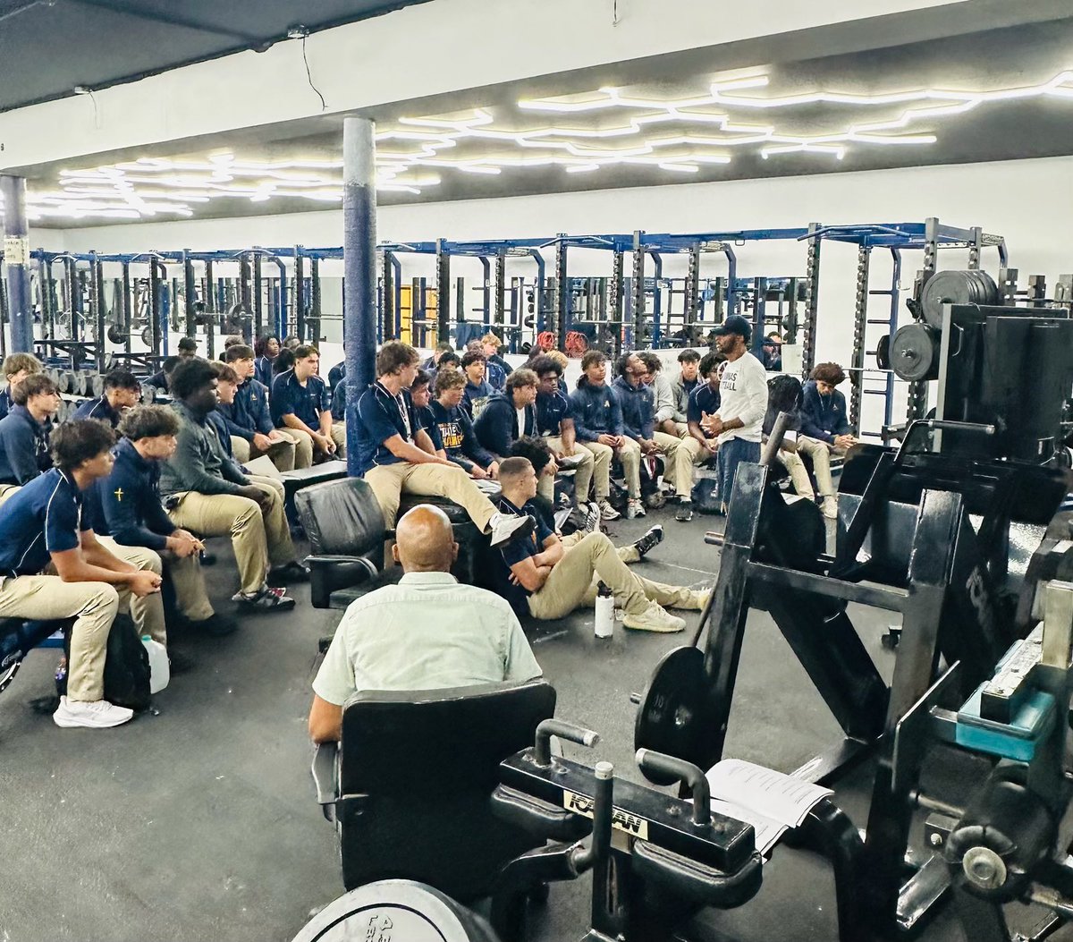 STA_Football's tweet photo. 🔹SENIOR LEADERSHIP🔹
🔹🔶SESSION🔶🔹
Lessons: Responsible and Diligent 

#VictoryStory
#FFTE
#YouGoWeGo
@CoachHarriott https://t.co/E116cGcaoA