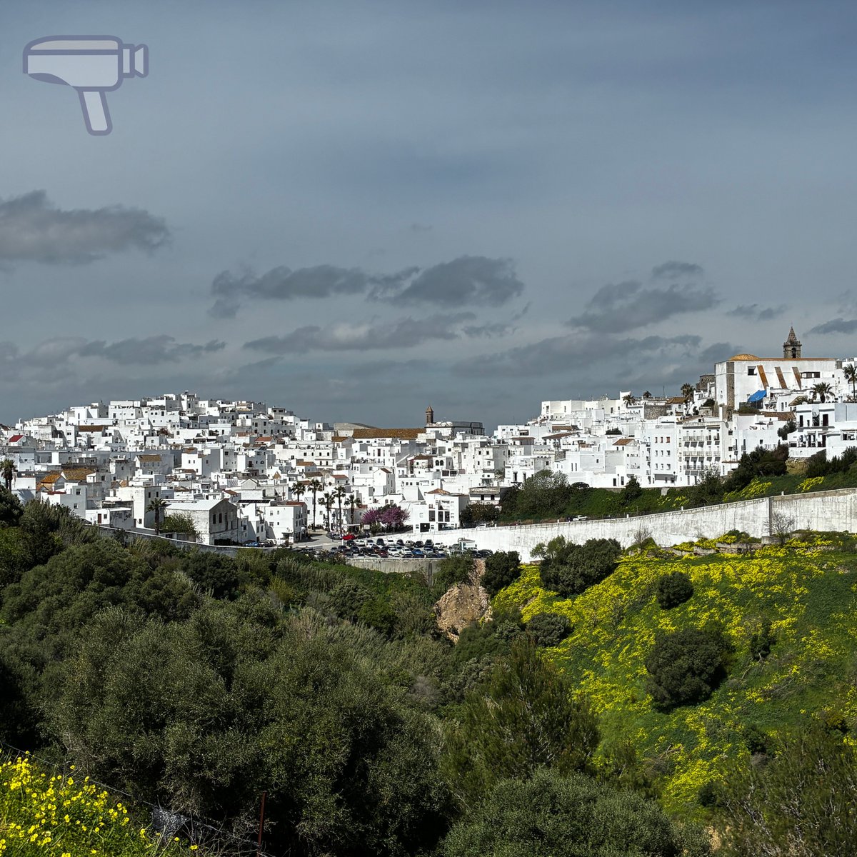 el_tomavistas's tweet photo. ¿Un pueblo blanco que parece sacado de una postal? 📸 Tenemos nuevo artículo en el blog sobre Vejer de la Frontera: calles con luz brutal, patios escondidos y miradores fetén. Consejo: piérdete sin mapa al atardecer. ¿Has estado aquí? 👇
https://t.co/GKUWHhOV27 https://t.co/wQ5mse8iXe