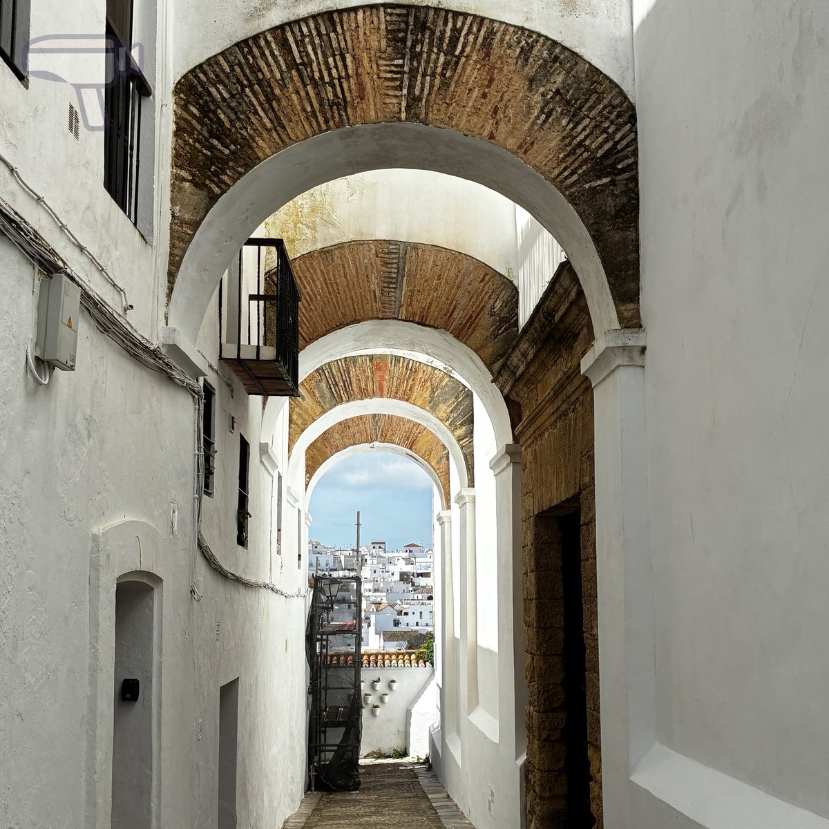 el_tomavistas's tweet photo. ¿Un pueblo blanco que parece sacado de una postal? 📸 Tenemos nuevo artículo en el blog sobre Vejer de la Frontera: calles con luz brutal, patios escondidos y miradores fetén. Consejo: piérdete sin mapa al atardecer. ¿Has estado aquí? 👇
https://t.co/GKUWHhOV27 https://t.co/wQ5mse8iXe