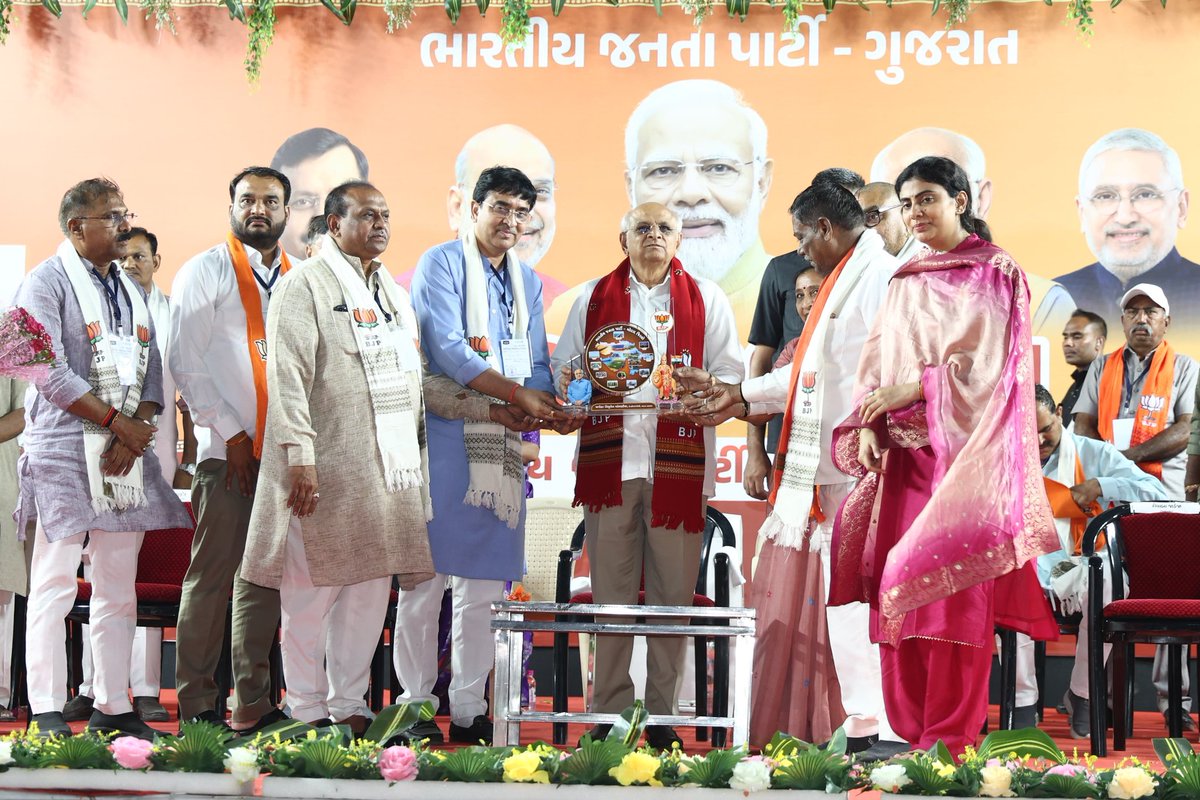 Bhupendrapbjp's tweet photo. રાષ્ટ્રસેવા અને જનસેવા એ જ ભાજપનો સંકલ્પ..

તીર્થધામોની ભૂમિ બોટાદમાં વિકાસ સંકલ્પ સભા દરમિયાન સૌ કાર્યકર્તાઓ અને સ્થાનિકોનો ઉત્સાહ અને ઉમંગ જોઈને અભિભૂત છું. 

ભારતીય જનતા પાર્ટી એટલે પ્રજાના સુખ-દુઃખમાં પડખે ઊભા રહેતા કાર્યકર્તાઓનો પક્ષ..જે વાતો નહીં પણ વિકાસના કાર્યોમાં વિશ્વાસ રાખનારો પક્ષ છે.

આગામી 26 તારીખે સ્થાનિક સ્વરાજની ચૂંટણીમાં ભાજપના તમામ ઉમેદવારોને ભવ્ય બહુમતીથી વિજયી બનાવવાનું આહવાન કર્યું.