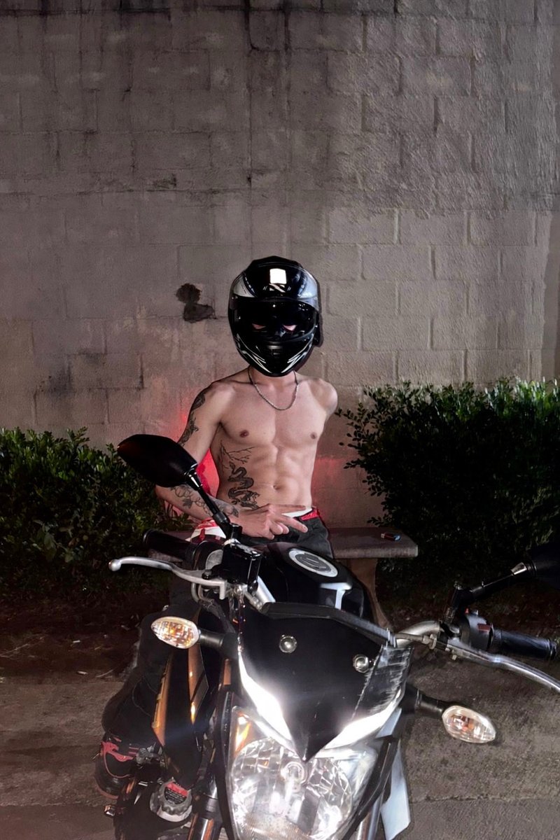 Uma mão vai no guidão e a outra?