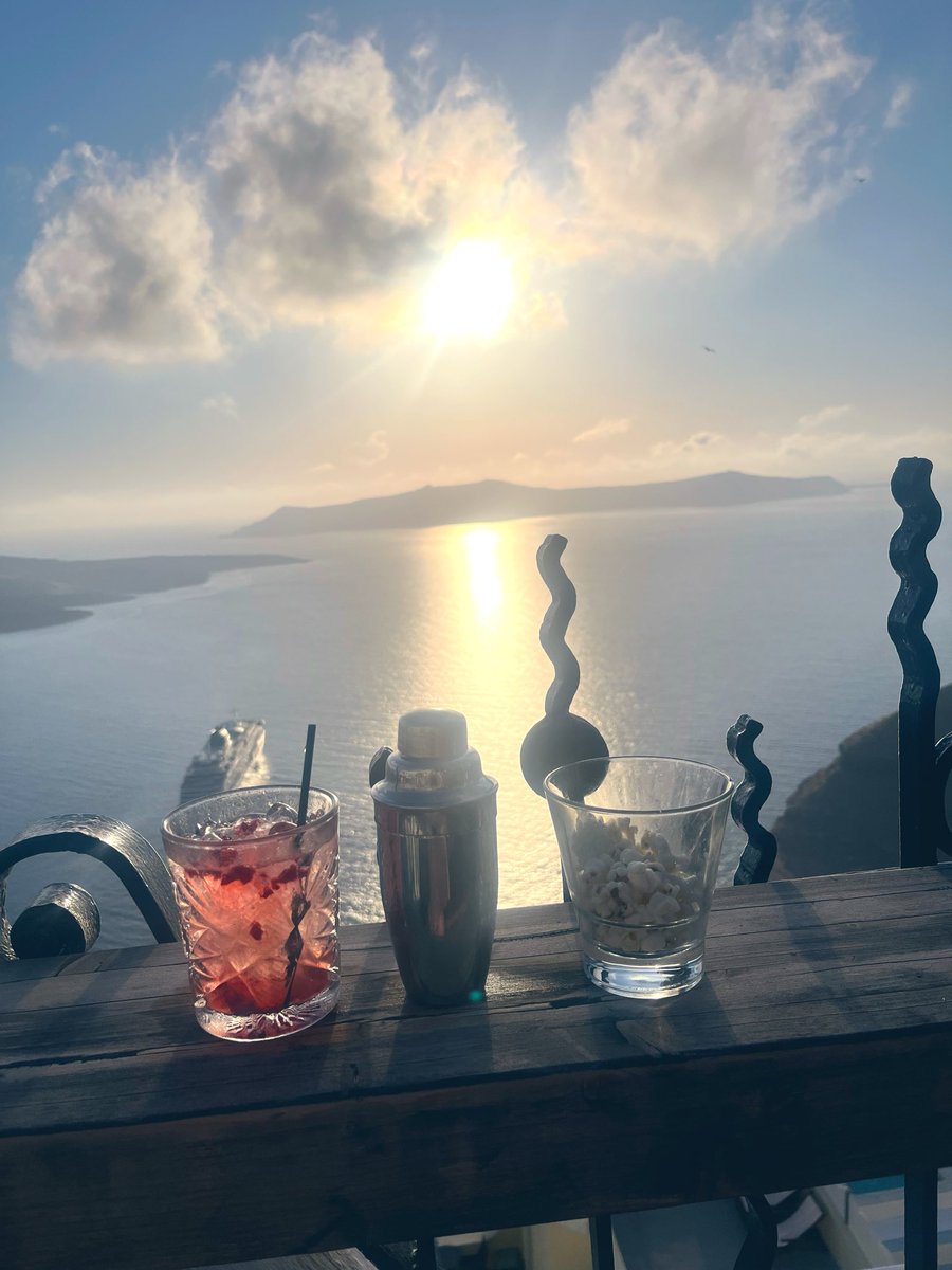 After last nights drunken unicorn, I’ve chosen tonight’s cocktail by name too….

Sassy Aphrodite at sunset 🤩🤩🤩