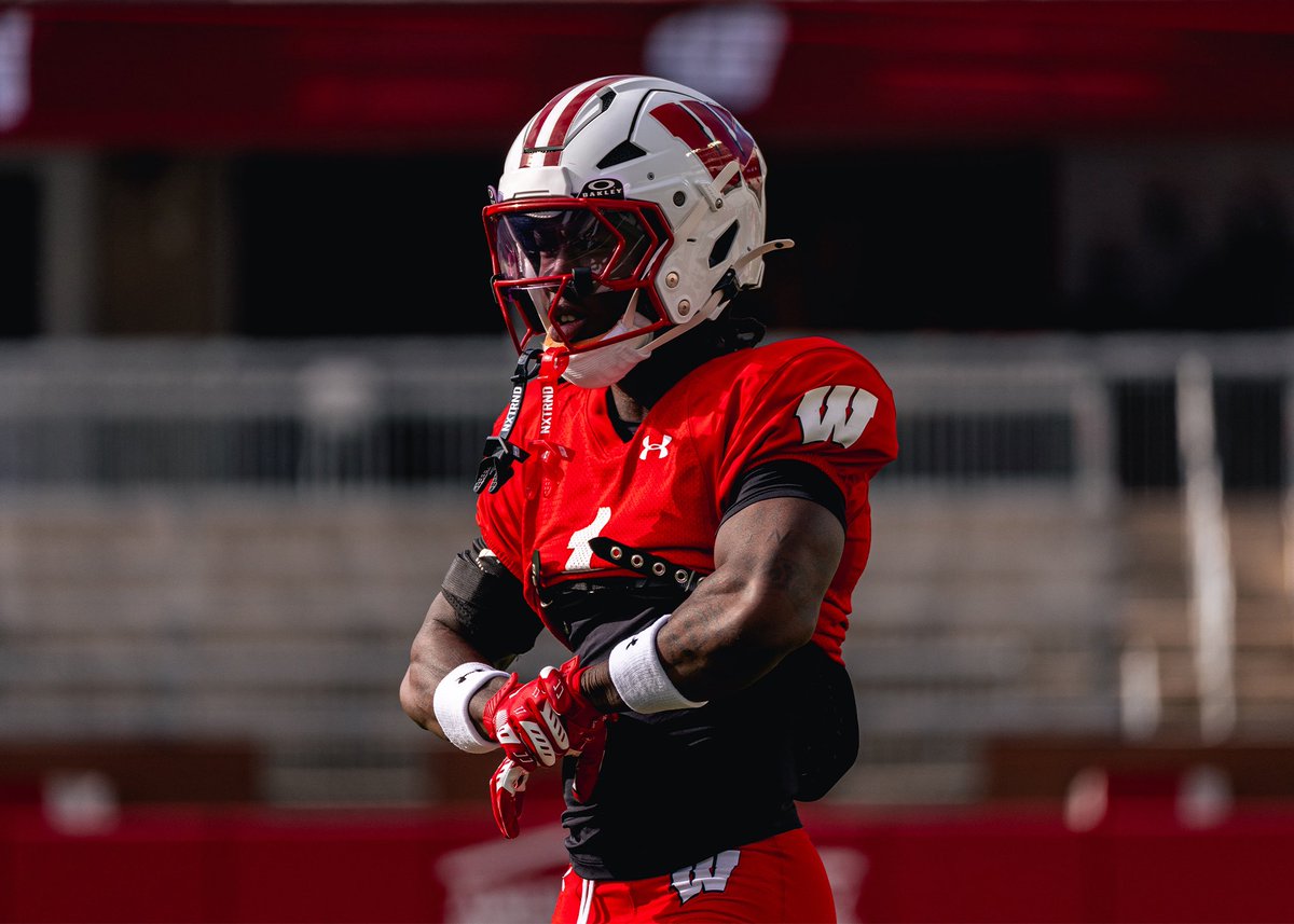 Wisconsin Football tweet media