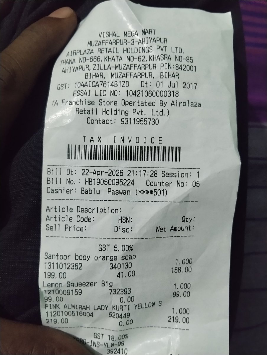 kunalhiht's tweet photo. @vishal_mega  I am already your customers but this is not accepting that when I purchased any item that mention in your stall that buy 1 get 1 free but your team misbehaving and after taking payment they not able to say that about the item so plz look on this invoice and do help https://t.co/EtTa6qKYD3