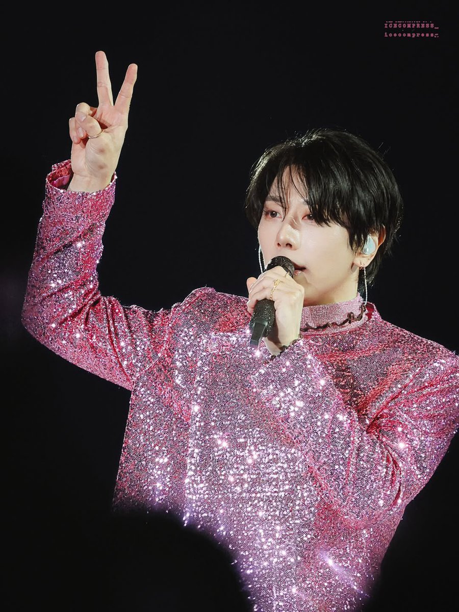 효신이는 어떤 사진은 아저씨의 정석이고 다른사진에선 오빠였다가 또 다른 사진 보면 소년임
보통 첫번째의 경우, 셀카일 확률이 높음